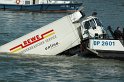 LKW faehrt in den Rhein Langel Hitdorf Faehre P192